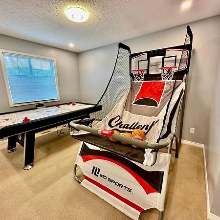 Family Games! 4Rooms 4 Beds Calgary Home Nw Bagian luar foto