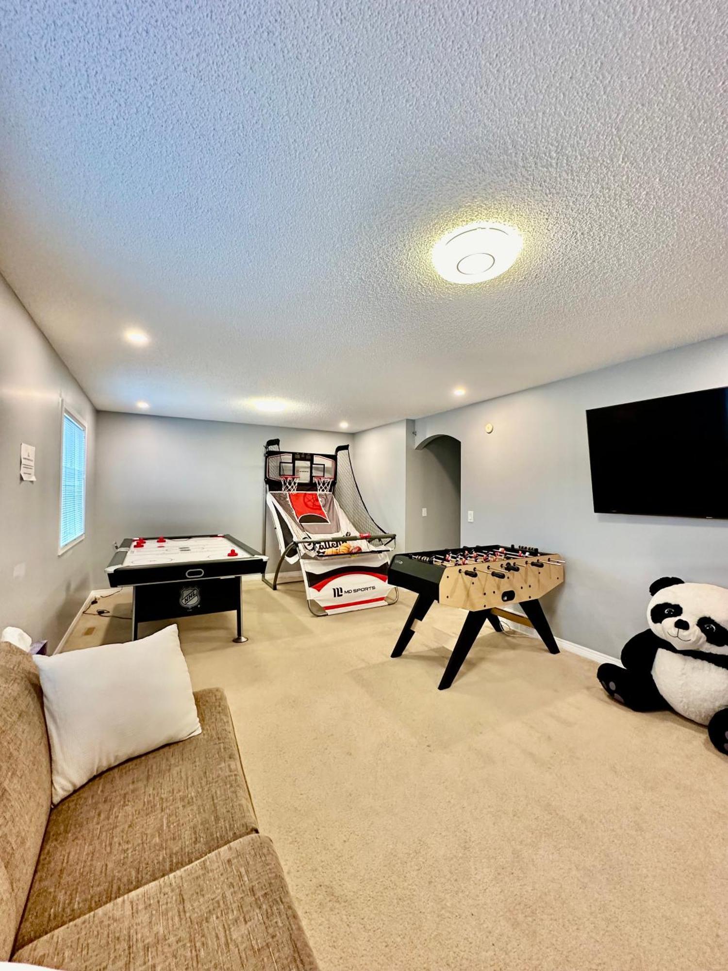 Family Games! 4Rooms 4 Beds Calgary Home Nw Bagian luar foto