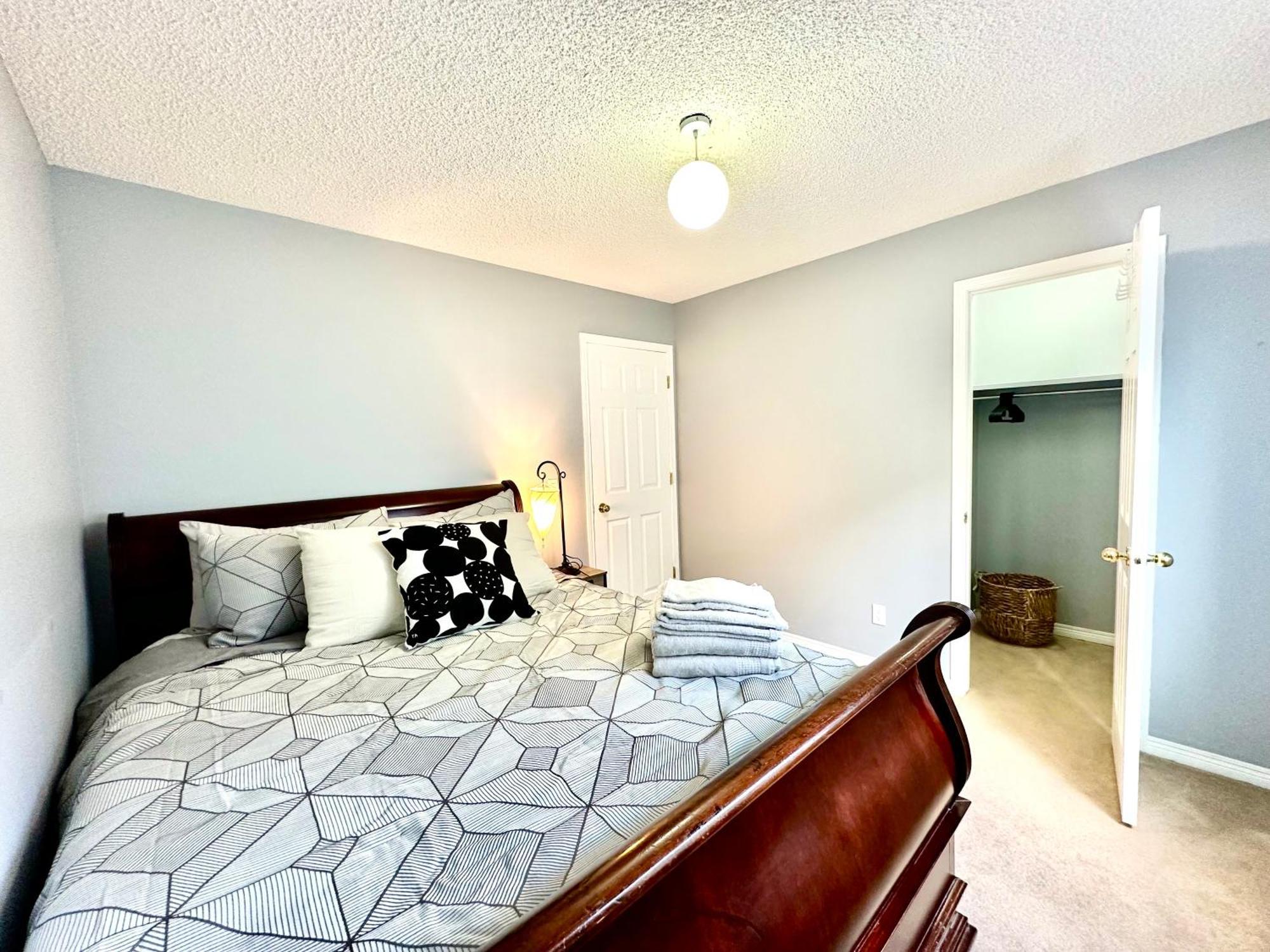 Family Games! 4Rooms 4 Beds Calgary Home Nw Bagian luar foto